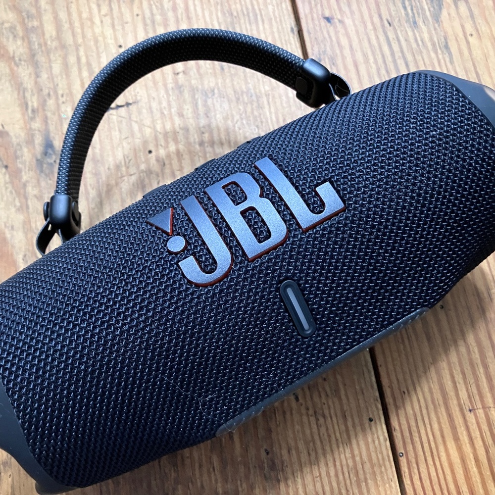 JBL Charge 6 Waterproof Portable Speaker Bundle w/gSport Carbon Fiber Case